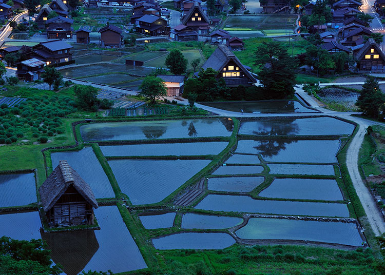 白川村を流れる水路